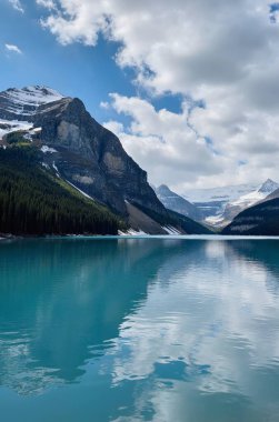 Dağlardaki güzel göl