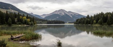 Dağlardaki güzel göl