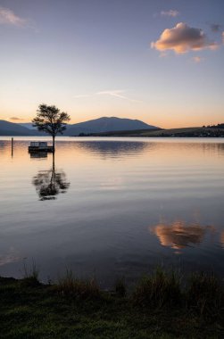 Gölün üzerinde güzel bir gün batımı