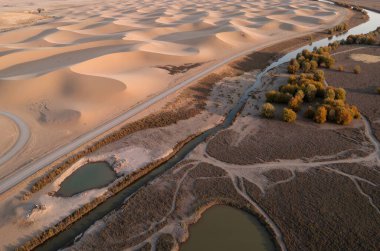 Çöldeki kum tepeleri