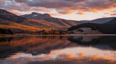 Göl ve dağlarla dolu güzel bir manzara.