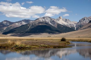Dağları ve bulutları olan güzel bir manzara