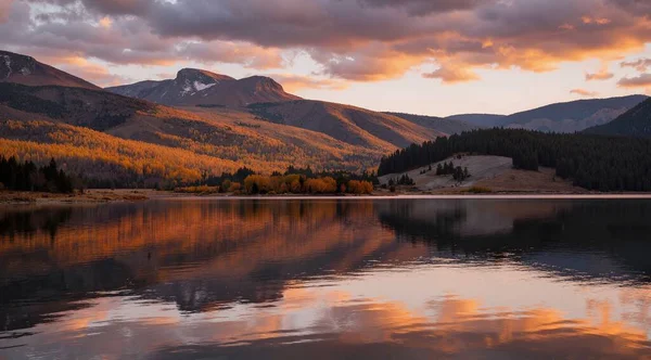 Göl ve dağlarla dolu güzel bir manzara.