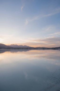 Gölde gün batımı