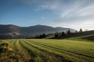 Dağları ve bulutları olan güzel bir manzara