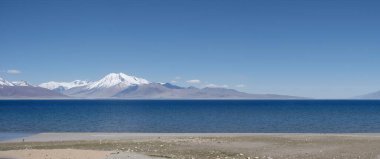 Dağlardaki gölün güzel manzarası