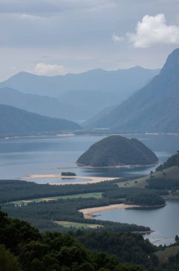 Güzel göl manzarası