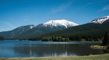 Göllü güzel dağ manzarası