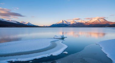 Göl ve dağlarla dolu güzel bir manzara.
