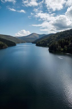 Arka planda dağ manzaralı göl