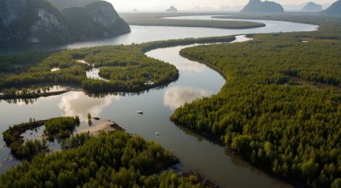 Sabahları gölün havadan görünüşü.