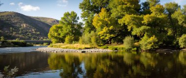 Dağlardaki gölün güzel manzarası