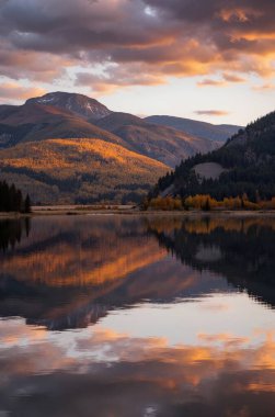 Dağları ve bulutları olan güzel bir manzara