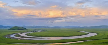 Dağlardaki nehrin güzel manzarası