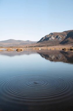 Göl ve dağlarla dolu güzel bir manzara.