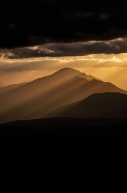 Dağların ardında güzel bir gün batımı