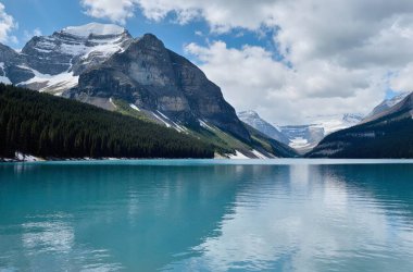 Göl ve dağlarla dolu güzel bir manzara.