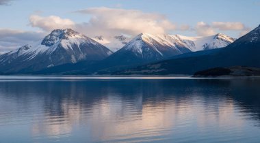 Dağlardaki gölün güzel manzarası