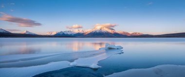 Dağlar ve karla kaplı güzel bir manzara.