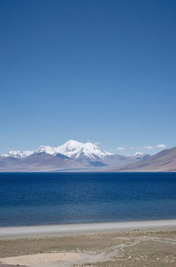 Dağlardaki gölün güzel manzarası