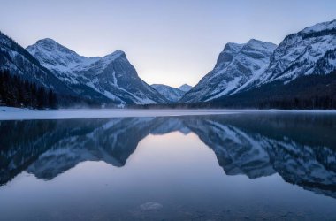 Göl ve dağlarla dolu güzel bir manzara.