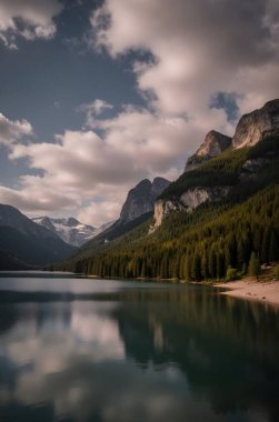 Dağlarda gölü olan güzel bir manzara.