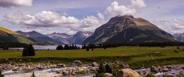 Dağlarda göl, doğa, yaz