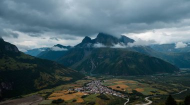 İsrail eyaletinin kuzeyindeki sıradağların hava manzarası.