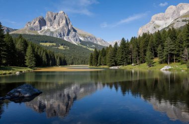 Dolomiti dağlarında göl