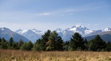 Dağlar ve mavi gökyüzü doğal görünümünü