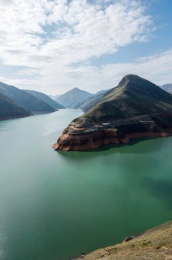 Göl ve dağlarla dolu güzel bir manzara.