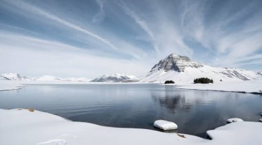 Dağlardaki güzel göl manzarası
