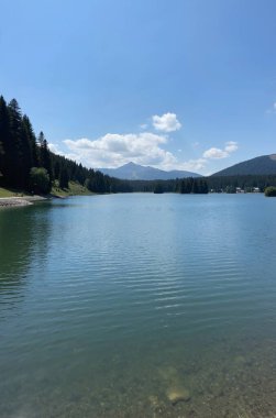 dağlarda güzel göl