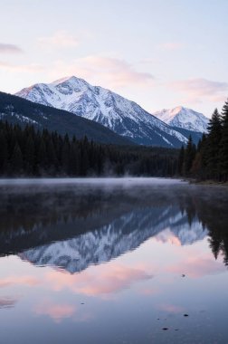 Dağlardaki güzel göl manzarası