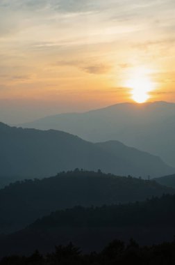 Dağlarda gün batımı