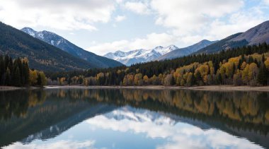 Gölü olan güzel sonbahar manzarası