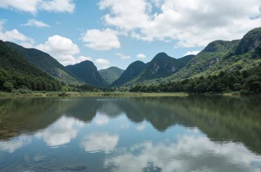 Dağlardaki gölün güzel manzarası