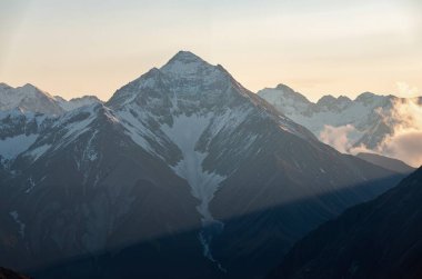 Dağlarda güzel bir gün batımı