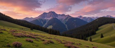 Akşamları dağların üzerinde gün batımı