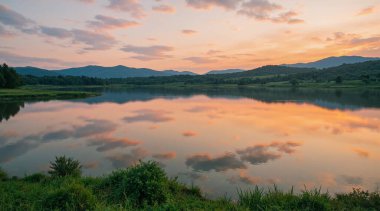 Göl ve dağlarla dolu güzel bir manzara.