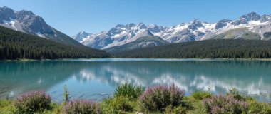 Dağlarda gölü olan güzel göl manzarası