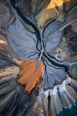 Dağlardaki nehrin havadan görünüşü