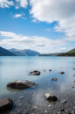 Suda göl ve dağ yansıması