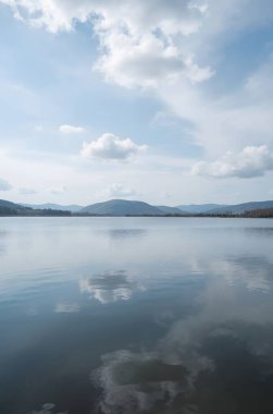 Güzel göl manzarası. Doğa