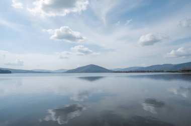 Dağlardaki güzel göl