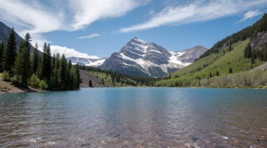 Dağlardaki güzel göl