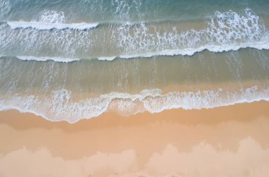 Deniz dalgalı güzel tropikal plaj