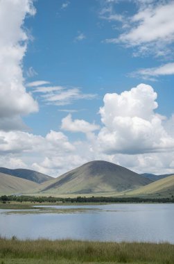 göl ve dağ ile manzara.