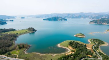 Dağlardaki gölün havadan görünüşü