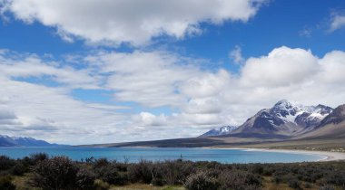 Şili 'deki göl, dağlar ve doğa manzarası